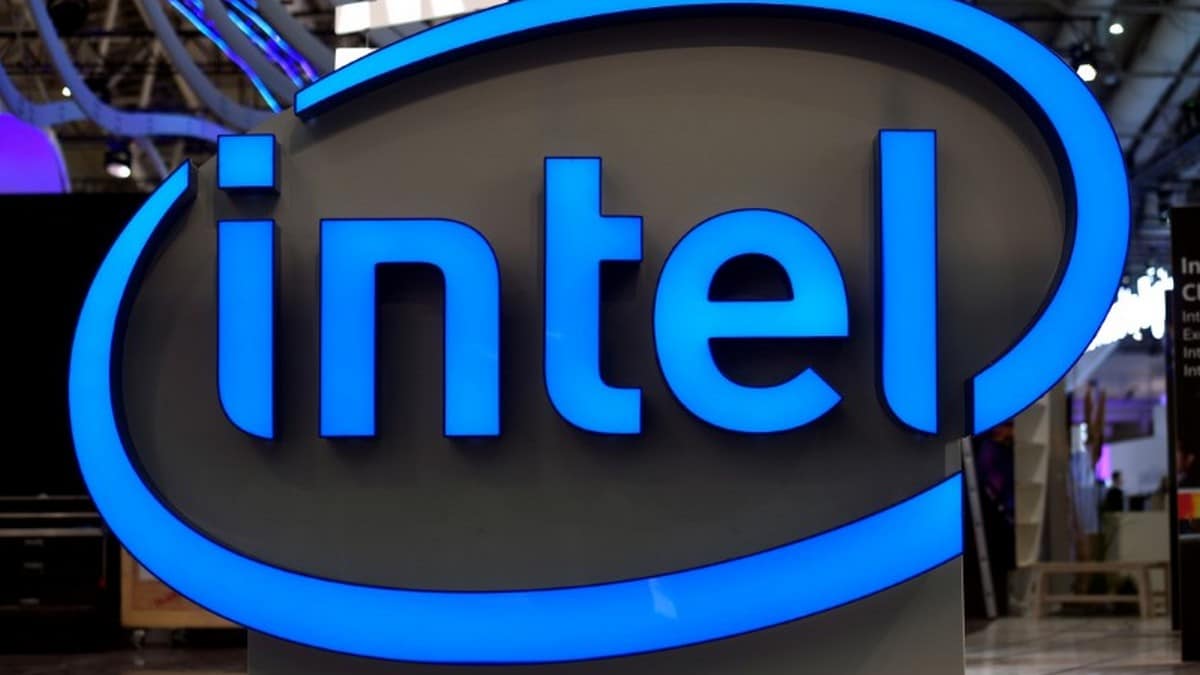 Intel Said to Freeze Hiring in Desktop, Laptop Chip Division for Two Weeks